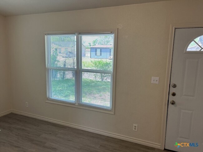 Building Photo - 912 Southside Dr