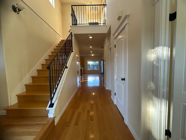 Building Photo - 841 Lawrence Dr