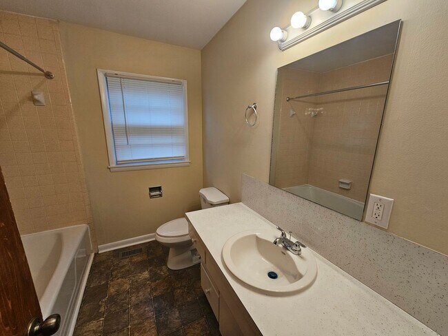 Building Photo - Beautiful 3 Bedroom Ranch in Central Manchester