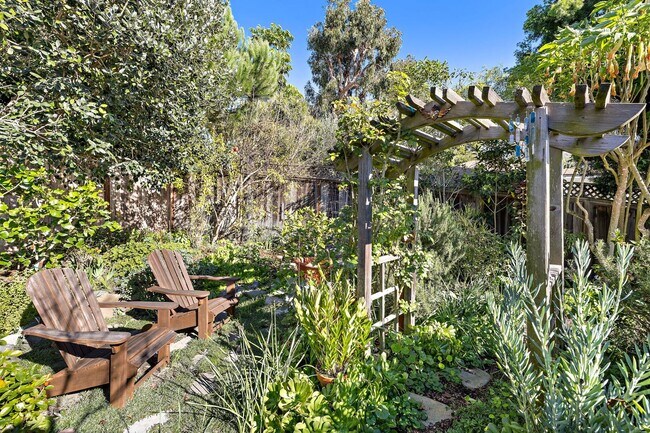 Building Photo - Bluebird Canyon Hidden Gem