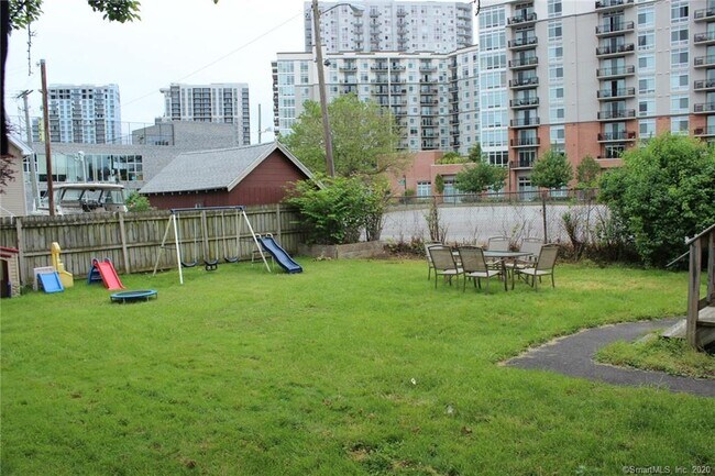 Building Photo - 13 E Walnut St