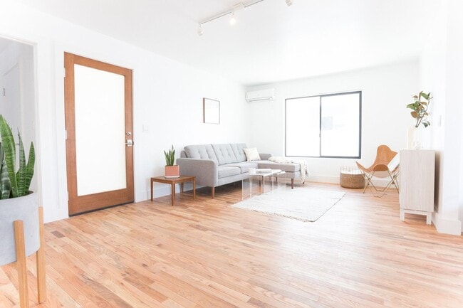 Building Photo - 252 S Ave 18