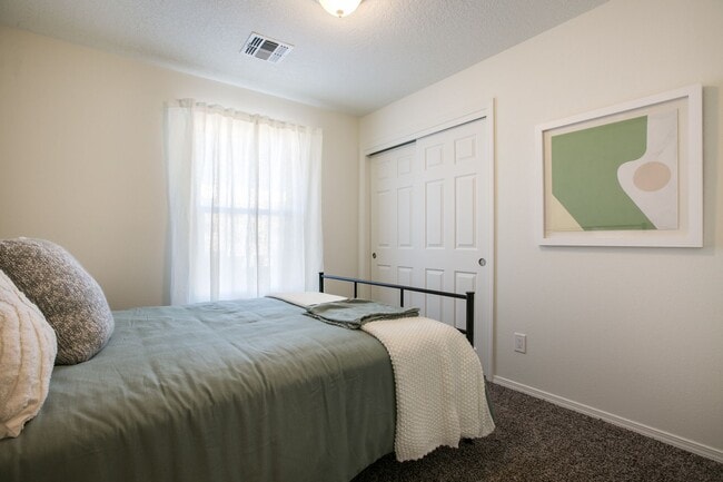 Building Photo - North Valley Townhome
