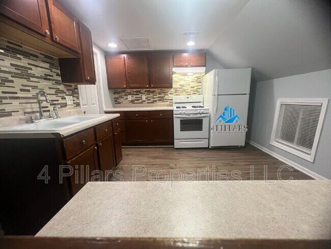 Building Photo - 162 W Commercial Ave