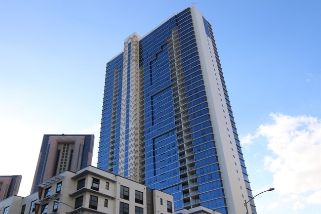 Building Photo - 555 S King St