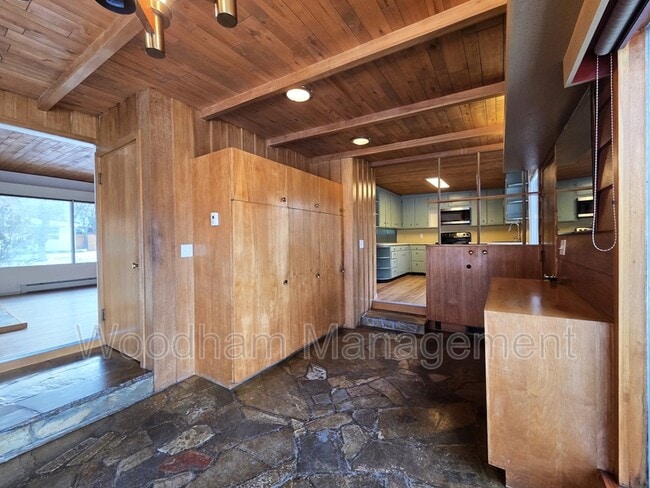 Building Photo - 621 S 14th Ave