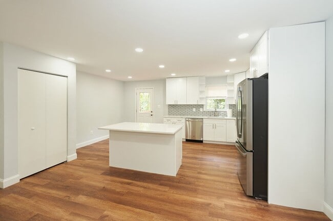 Building Photo - 9900 Kingsbridge Dr