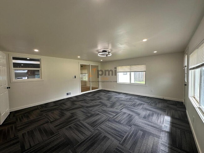 Building Photo - 2627 W 60th Dr