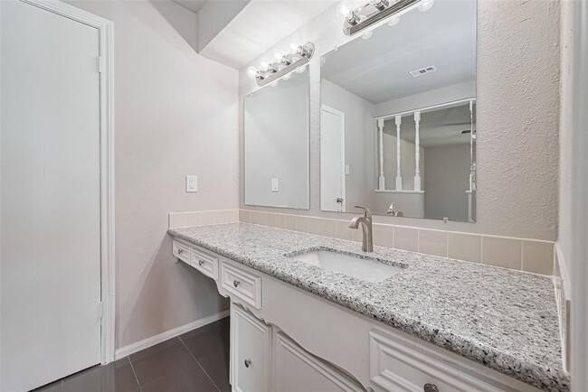 Building Photo - 10815 Creektree Dr