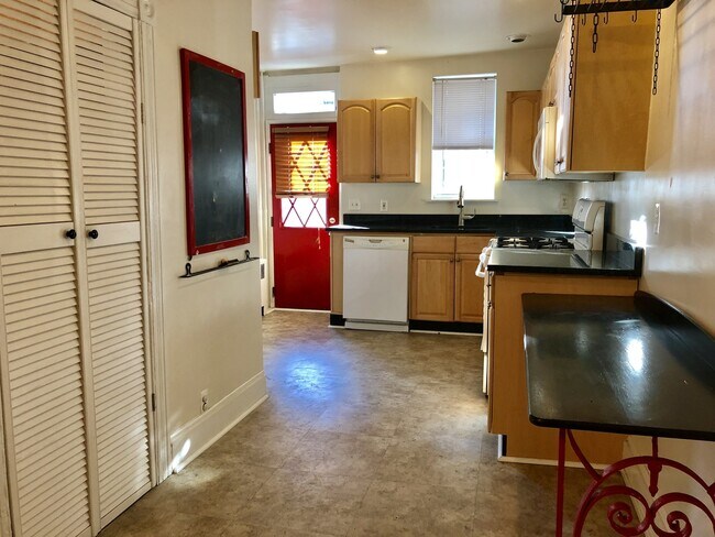 Building Photo - Charming 3 Bedroom Townhome in Hampden - B...