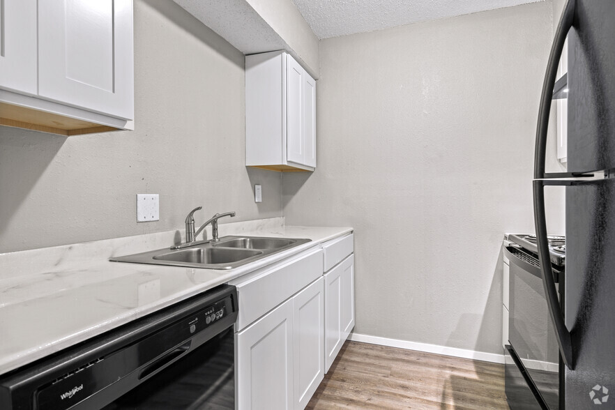 2BR, 1BA - 750SF (2/1A) - Kitchen - Magnolia Garden