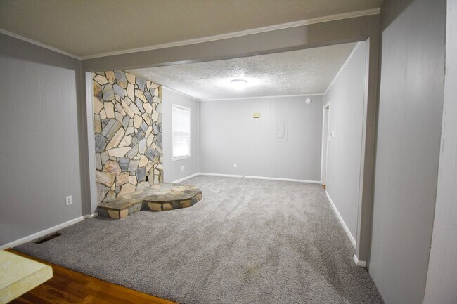 Building Photo - 3 Bedroom 1.5 Bathroom- no pets
