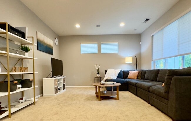 Building Photo - Outdoor Oasis 3 Bedroom Home in Horizon Pointe - Available Jan 1st