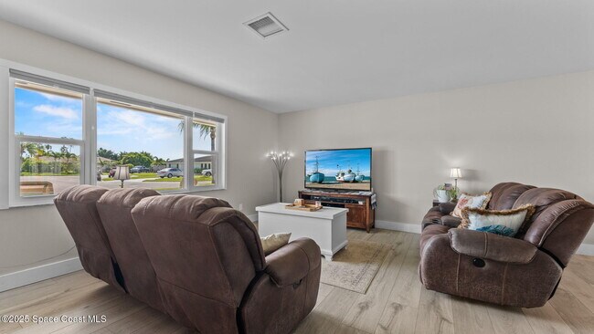 Building Photo - 375 Cherry Dr