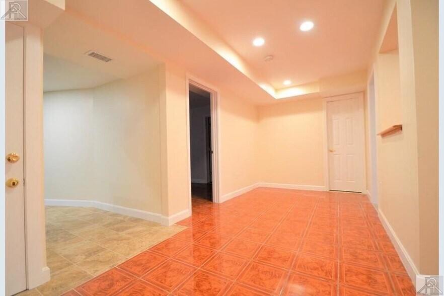 Building Photo - 73 Thatcher St