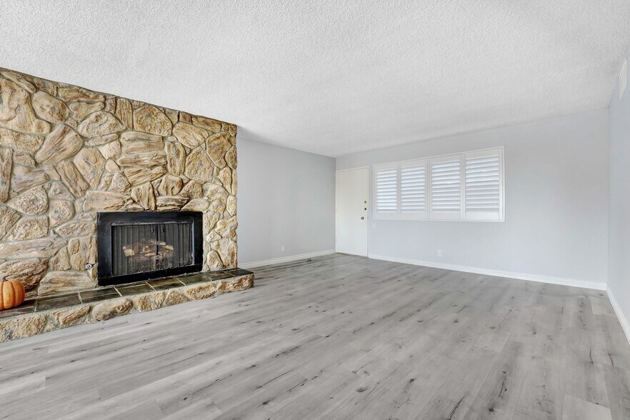 Building Photo - 12246 Montana Ave