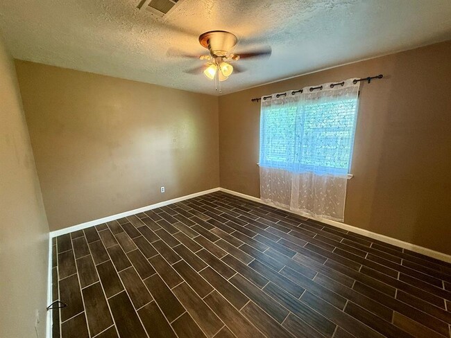 Building Photo - 9407 Pinole Ln