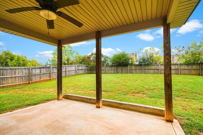 Building Photo - Pet Friendly Three Bedroom!