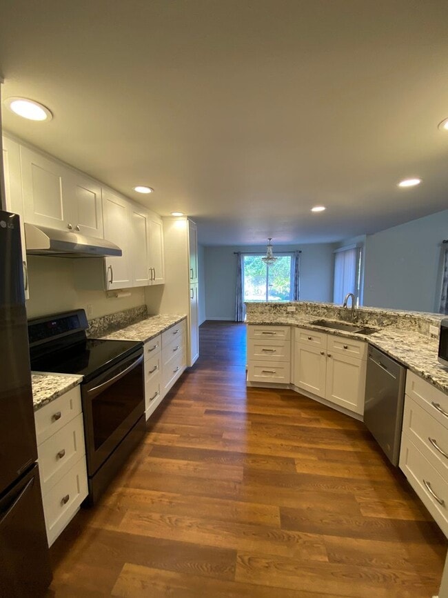 Building Photo - Clean 3 bed well-maintained & pet free hom...
