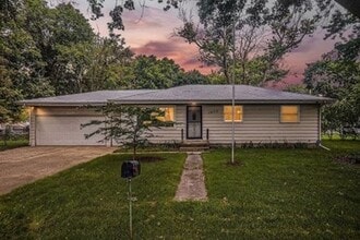 Building Photo - Beautiful Remodeled 3/1 home with large yard! - Ask about our Deposit Free Leasing opportunity!