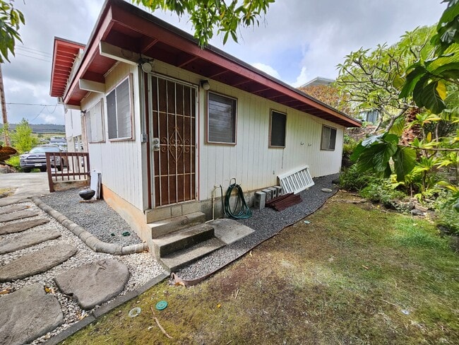 Building Photo - 2 bedroom, 1 bathroom with one driveway pa...