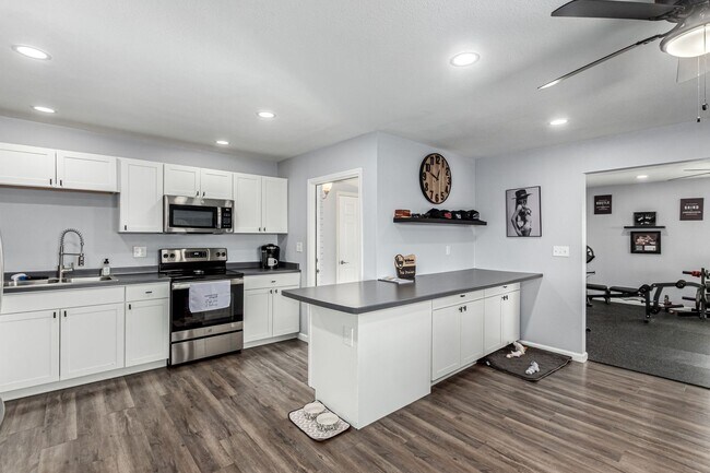 Building Photo - Spacious 4-bedroom available 6/1