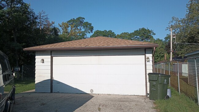 Garage - 270 N Hemlock Ave