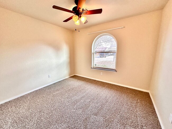 Building Photo - Spacious three bed home in Moore