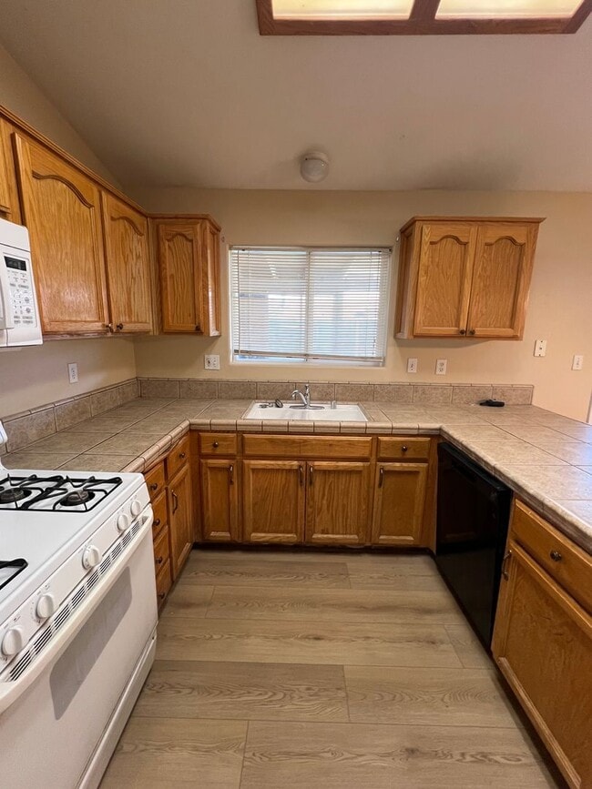 Building Photo - Southwest 4 bedroom