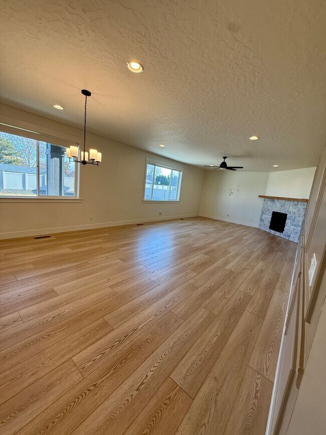 Building Photo - Welcome to this stunning newer home located in the vibrant city of Nampa, ID