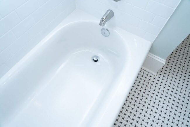 Building Photo - Large 4 Bedroom Home On Oakhurst Circle