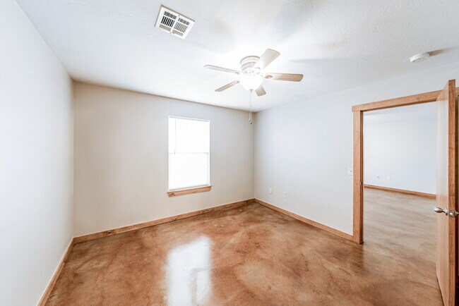 Building Photo - 2607 W 58th St