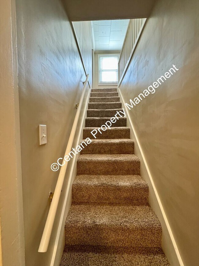 Building Photo - $500 off first months rent on 3 bed 2 bath...