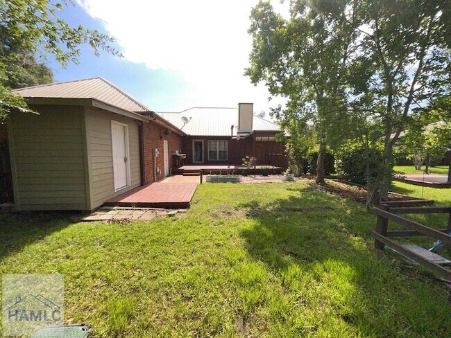 Building Photo - 380 Tremain Dr