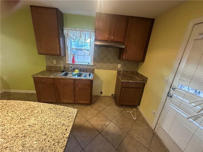 Building Photo - 61 Longwood Ct