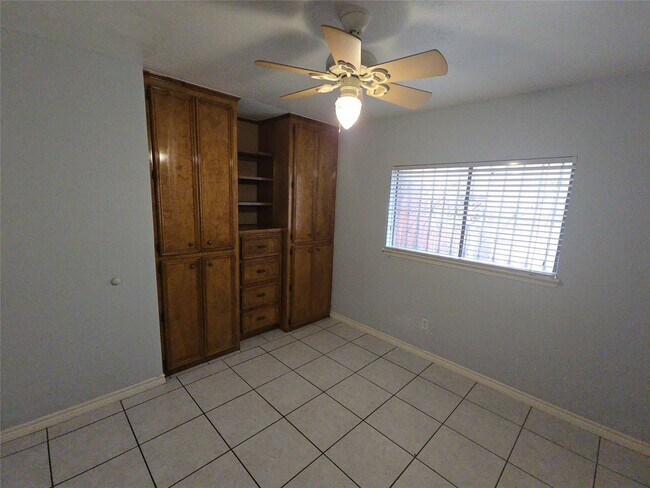 Building Photo - 13806 Long Glen Dr