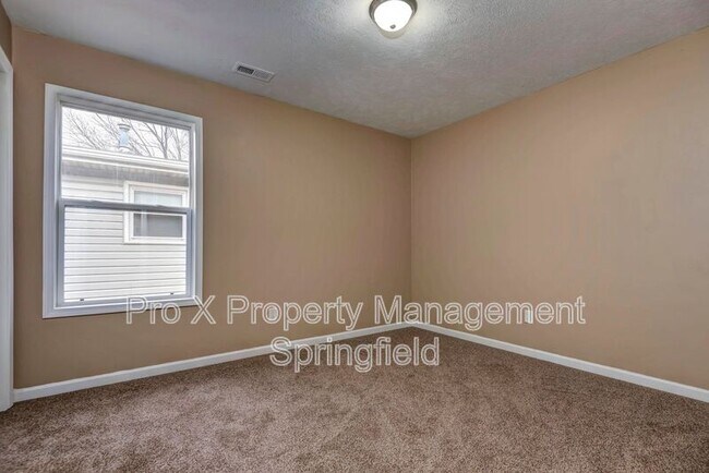 Building Photo - 652 N Belview Ave