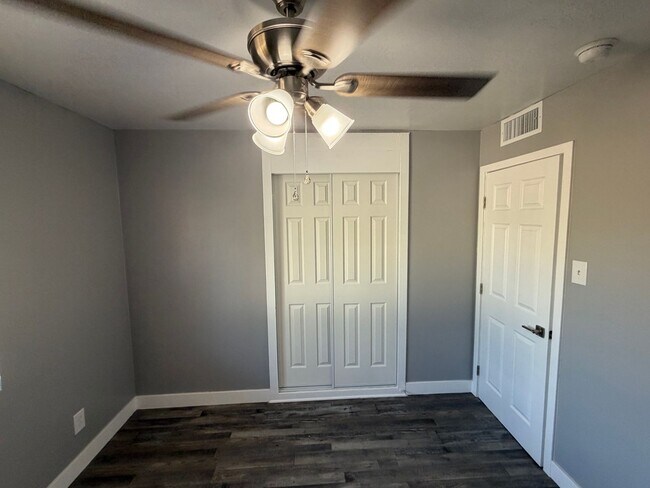 Building Photo - Newley Remodeled 3 BD 2 BA house with Big lot in SW Bakersfield
