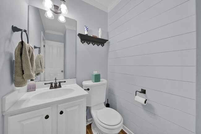 Building Photo - Spacious 4 Bed 2.5 bath Home in Davis Lake...