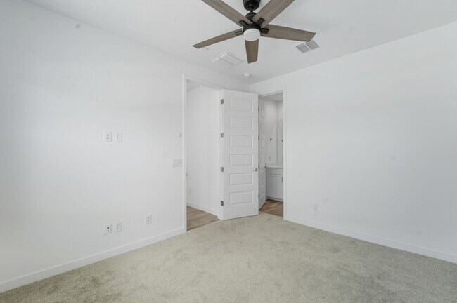 Building Photo - Like Brand New Luxurious Modern 3 Bedroom 2 Bath Townhome in Warner Meadow – Rare Rental Opportun...