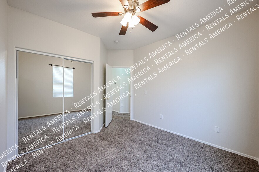 Building Photo - 9233 E Neville Ave