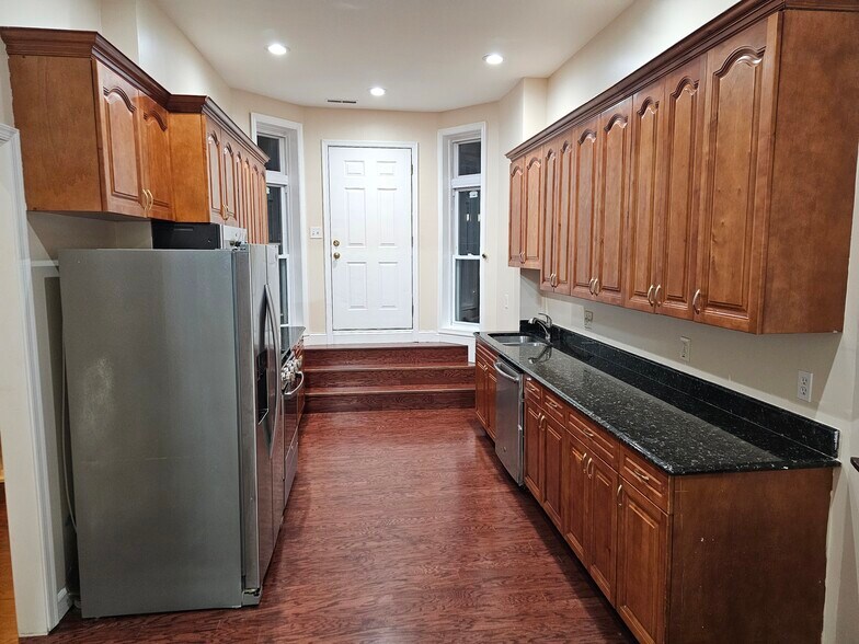 Kitchen - 1919 Saint Paul St