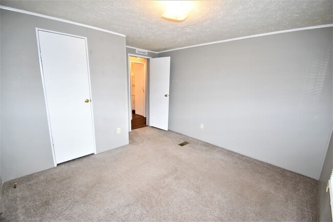 Building Photo - 3 Bedroom Pet Friendly Home For Rent in Th...