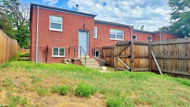 Building Photo - Beautifully Restored 4 Bed 2 Bath Home in ...