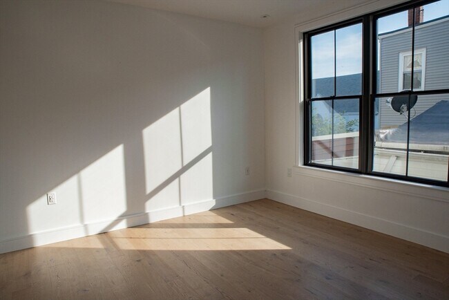 Building Photo - 57 Saratoga St