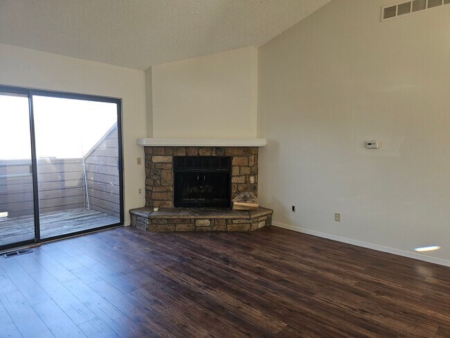 Building Photo - 3 Bedroom Raised Ranch Duplex with Garage Space