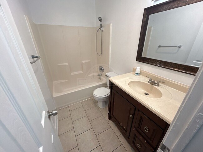 Building Photo - 4804 Cedarhill Cir