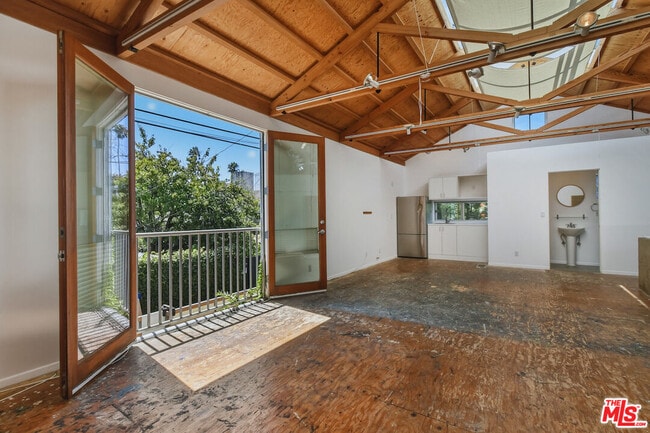 Building Photo - 656 Angelus Pl