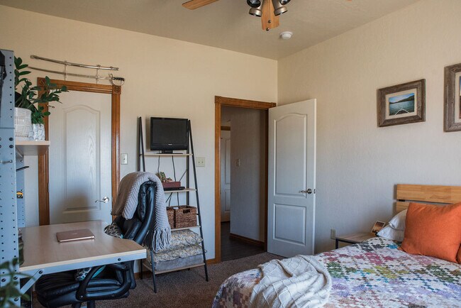 Building Photo - 608 Shady Oak