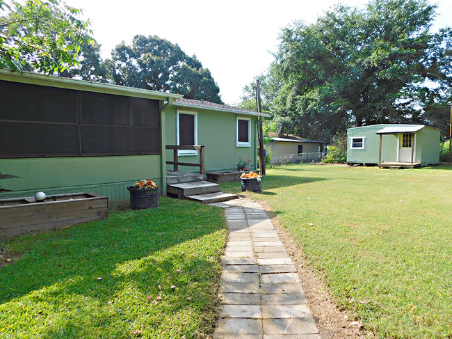 Building Photo - 20742 Meadowbrook Dr